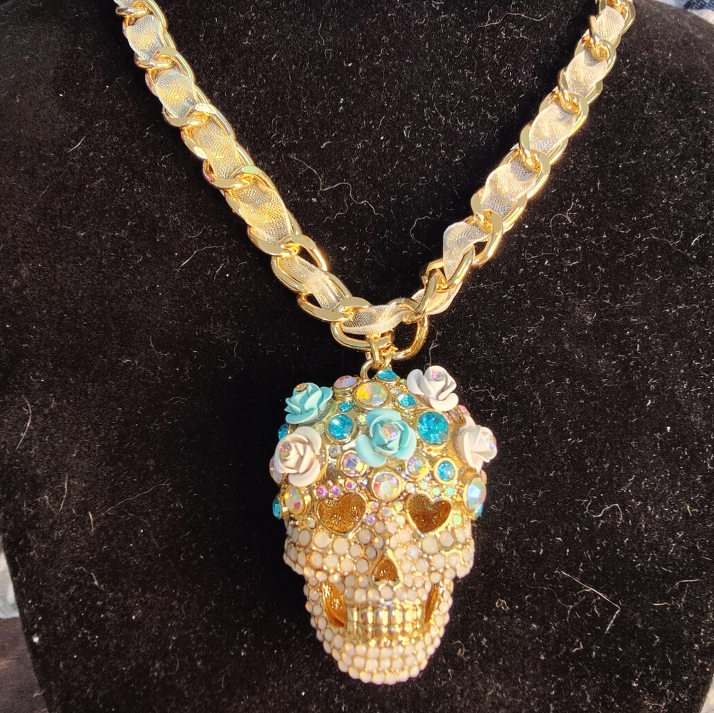 Betsey Johnson NWT floral skull necklace